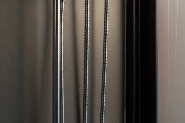 Çelik Duş Hortum ve boru karanlık tuvaletinde duvara