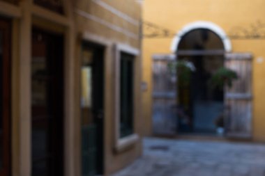 Sarı duvar, ahşap kapılar ve taş yolu arka plan bulanıklık