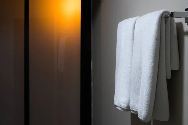 Askı boş tuvaletinde asılı beyaz havlu — Stok fotoğraf