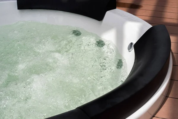 Light and shadow of white whirlpool bathtub with water bubbles — Stock Photo, Image