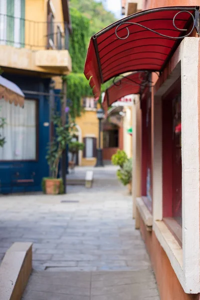 İtalyan tarzı bina ve sokak arka plan üzerinde kırmızı gölgelik tente
