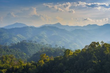 Cephedeki dağ ve mavi gökyüzü arka plan ile ışık