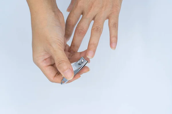 Erwachsene weibliche Hände halten Nagelschneider Fingernagel schneiden — Stockfoto