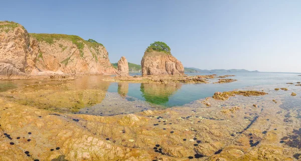 Rotsachtige kustlijn van Japanse zee — Stockfoto