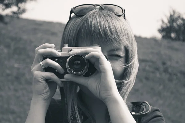 Utomhus porträtt av en ganska ung turist fotograferar — Stockfoto