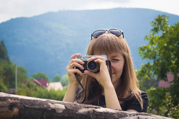 Egy csinos, fiatal turista fotózni a szabadban portréja — Stock Fotó