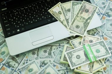 Amerikan Doları. Banknot dizüstü bilgisayar ile bir sürü