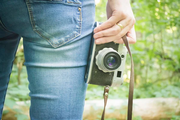 Flicka på semester i skogen — Stockfoto