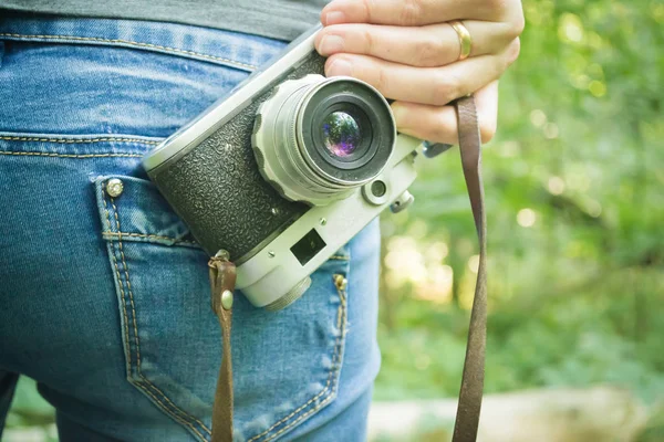 Flicka på semester i skogen — Stockfoto