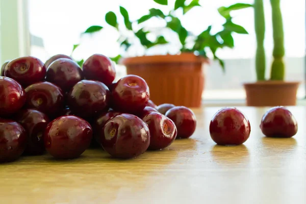 Cerejas deliciosas frescas na mesa — Fotografia de Stock
