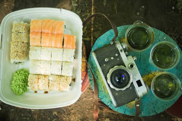 Piknik. Suşi bir yaz gününde açık havada