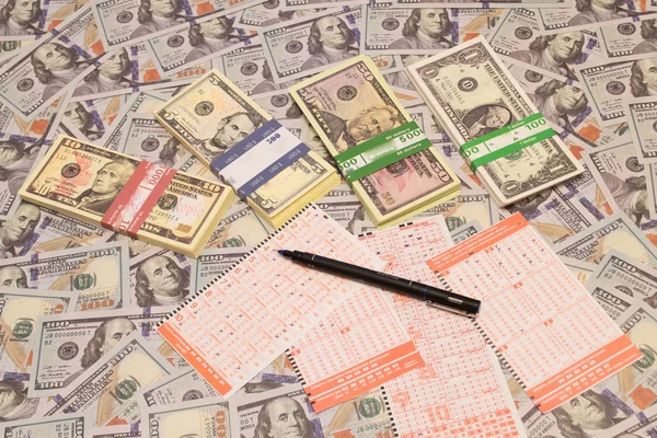 Piyango kazanmak. Piyango bileti ve kalem Doları arka plan üzerinde