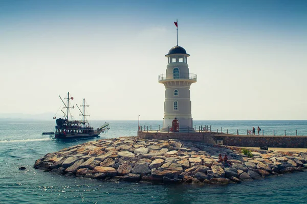 Alanya, Türkiye'de deniz feneri. Gemi boyunca Akdeniz deniz feneri yakınlarında yürüyüş 