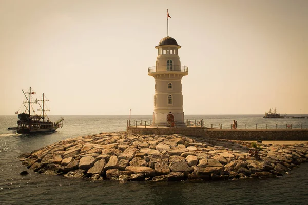 Alanya, Türkiye'de deniz feneri. Gemi boyunca Akdeniz deniz feneri yakınlarında yürüyüş 
