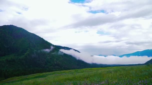 Time-lapse van goddeloos intens wolken roiling en stroomt over toppen — Stockvideo