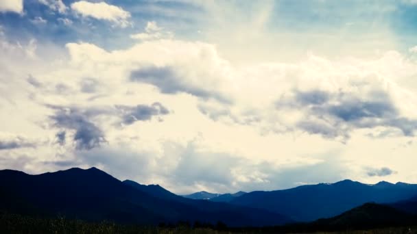 El lapso de tiempo de nubes impíamente intensas ondeando y fluyendo sobre picos — Vídeo de stock