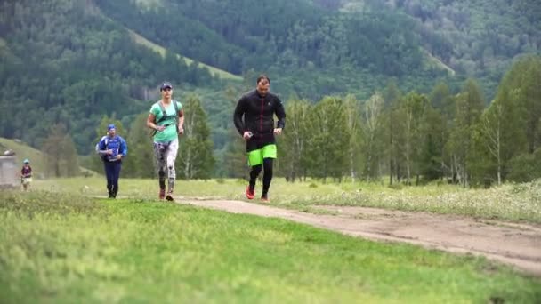 Manliga löpare. Spårning skott av manliga jogging och körs på fältet. — Stockvideo