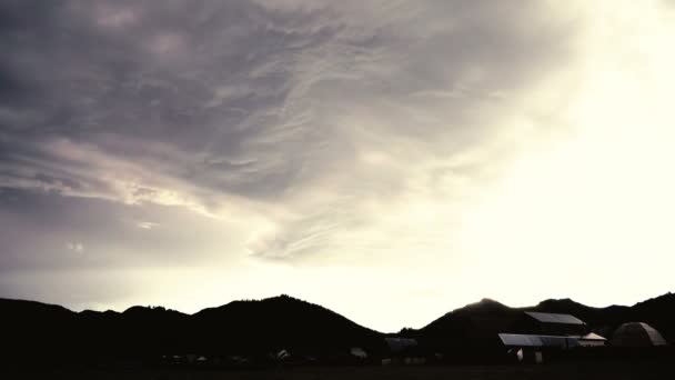 El lapso de tiempo de nubes impíamente intensas ondeando y fluyendo sobre picos — Vídeo de stock