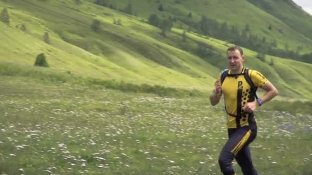 Corredor masculino. Tracking shot de jogging masculino y correr en el campo . — Vídeos de Stock