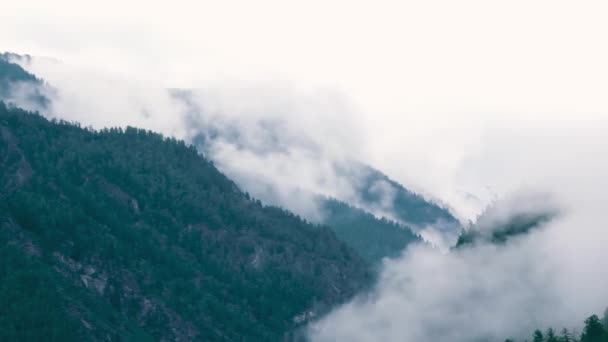 Time-lapse van goddeloos intens wolken roiling en stroomt over toppen — Stockvideo