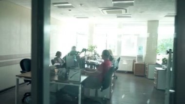 çekici farklı iş grubu birlikte çalışma büyük modern şehir ofis.