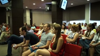 İnsanlar için hoparlör dinle