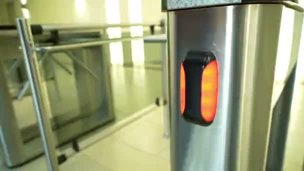 Electronic turnstiles pass card — Stock Video