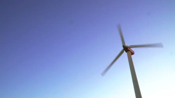 Krásné větrné turbíny — Stock video