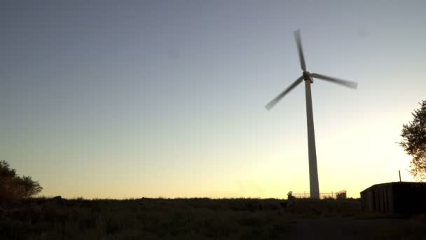Větrná turbína na slunci — Stock video