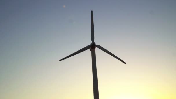 Hermosas turbinas de viento — Vídeo de stock