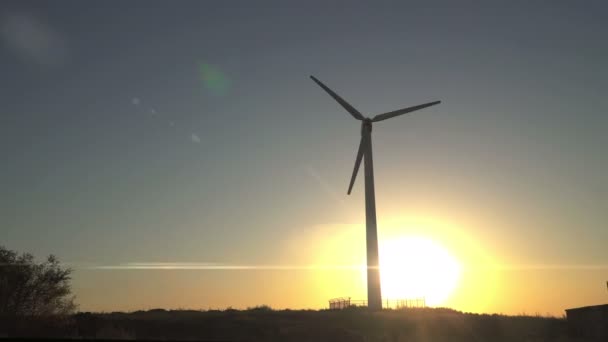 Větrná turbína na slunci — Stock video