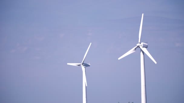 Hermosas turbinas de viento — Vídeo de stock