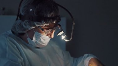 Cerrah yüzünü kapatmak.