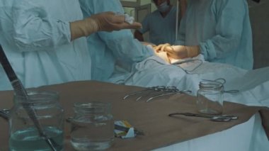 Cerrahi bir alet ameliyathane bir cerrah için verilir