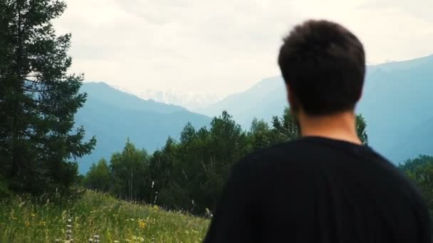 Libertad hombre en la cima de la montaña — Vídeo de stock