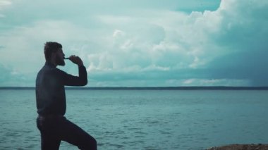 Genç şık adam sigara elektronik sigara