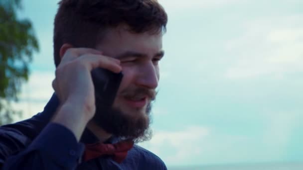 Smartphone adam akıllı telefonda konuşurken — Stok video