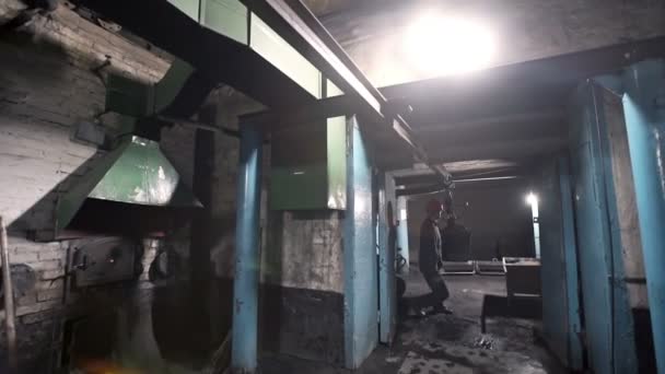 Homem acende fogo na fornalha . — Vídeo de Stock