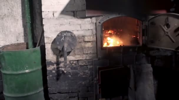 Homem acende fogo na fornalha . — Vídeo de Stock