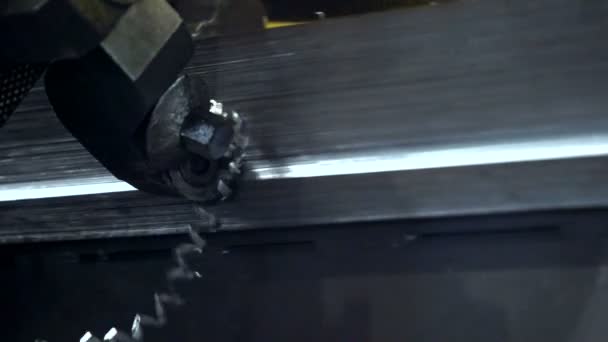 Tour industriel travaille le métal avec précision 