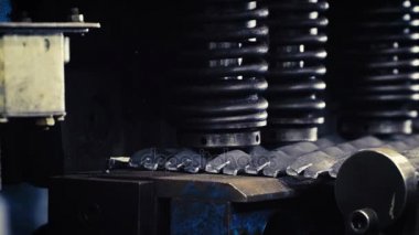 Makine otomobil fabrikasında sac metal kesme