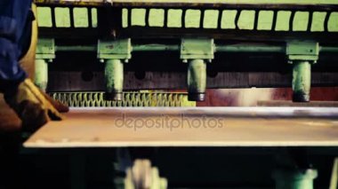 Makine otomobil fabrikasında sac metal kesme