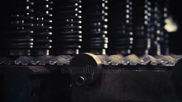 A máquina está cortando chapa metálica na fábrica de automóveis — Vídeo de Stock