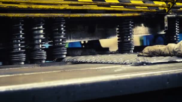 Machine is het snijden van plaatmateriaal in auto assemblage fabriek — Stockvideo