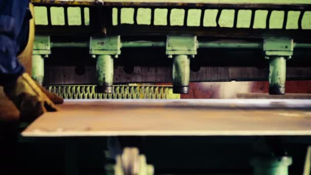 La máquina está cortando la hoja de metal en la fábrica de automóviles — Vídeos de Stock