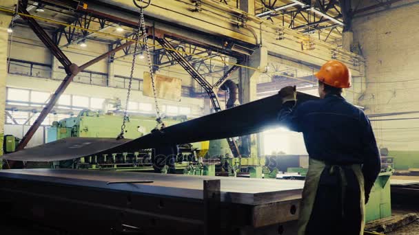 Широкие листы металла плетены в больших рулонах на заводе, временной интервал — стоковое видео