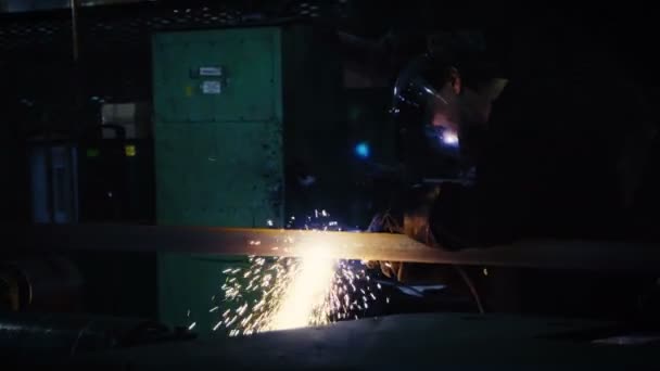 Lasser op het werk in metaal industrie — Stockvideo