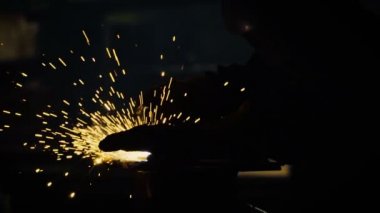 Kaynakçı metal sektöründe iş başında