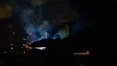 Kaynakçı metal sektöründe iş başında