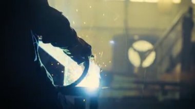 Kaynakçı metal sektöründe iş başında